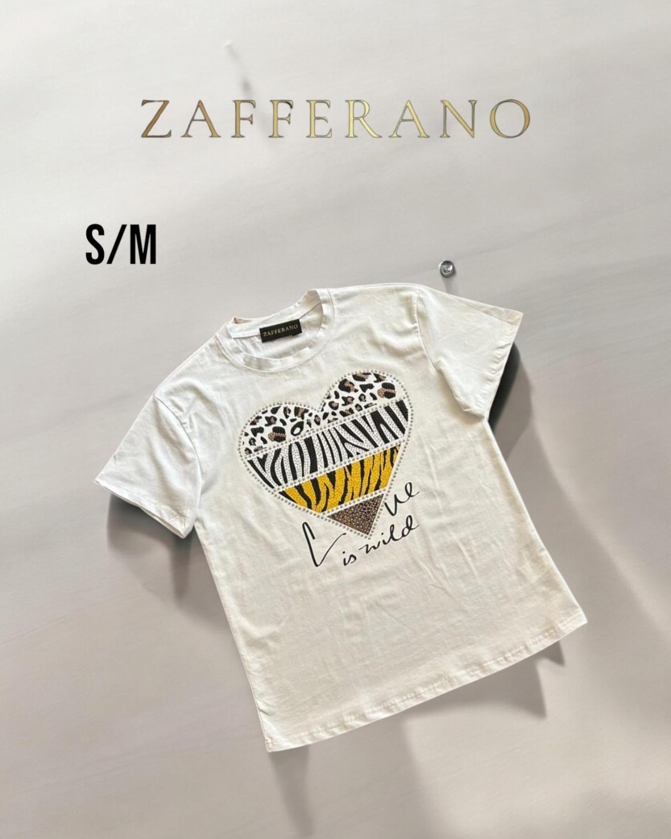 Playera Love is Wild color blanca